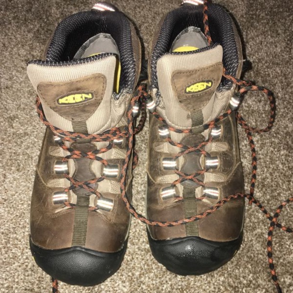 Men’s Size 7 KEEN Hiking boot